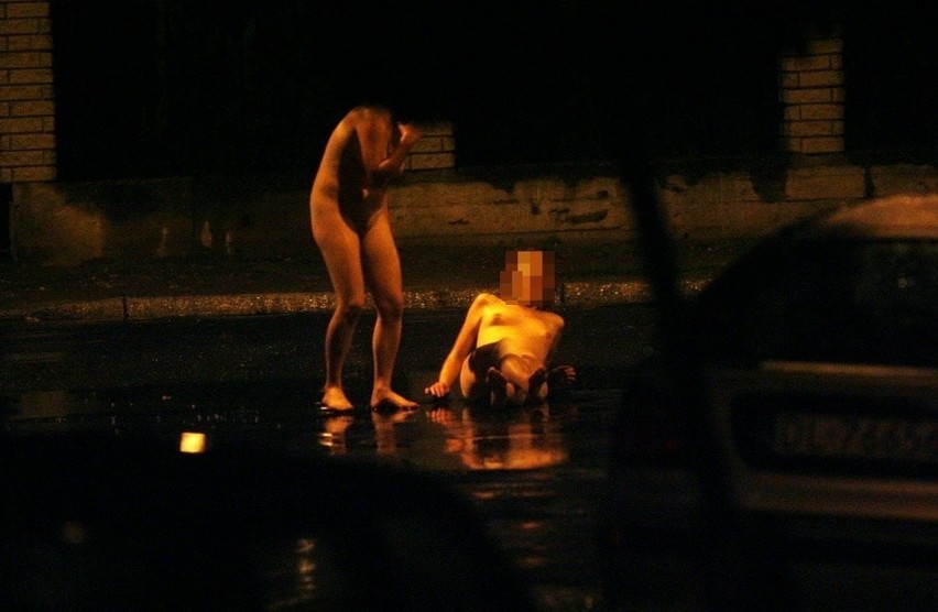 Dwie młode kobiety nago tańczyły w fontannie w centrum miasta