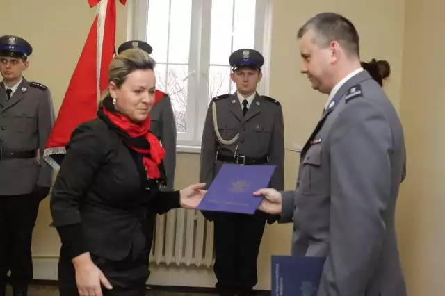 Wioletta Wiśniewska, starosta powiatu składa gratulacje nowemu komendantowi.