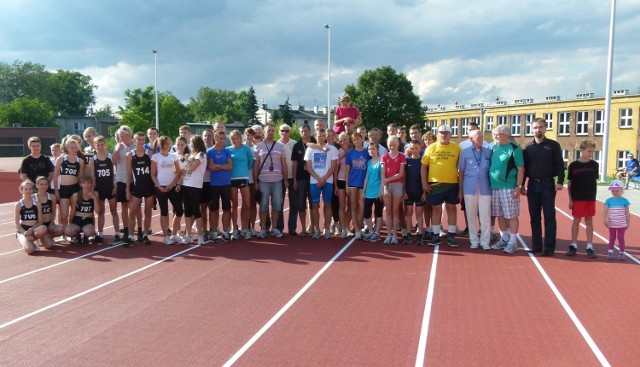 Pamiątkowe zdjęcie uczestników dnia otwartego na nowym stadionie