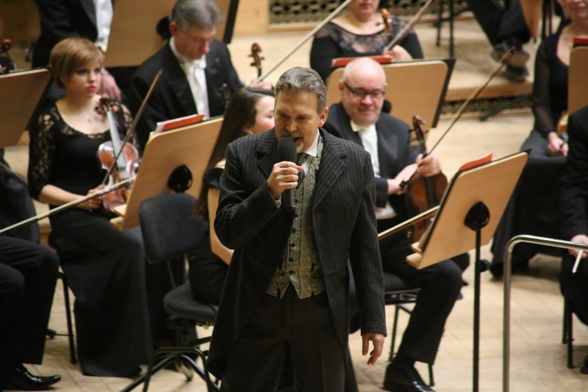 Krzysztof Szaniecki tym razem nie tylko prowadził koncert,...