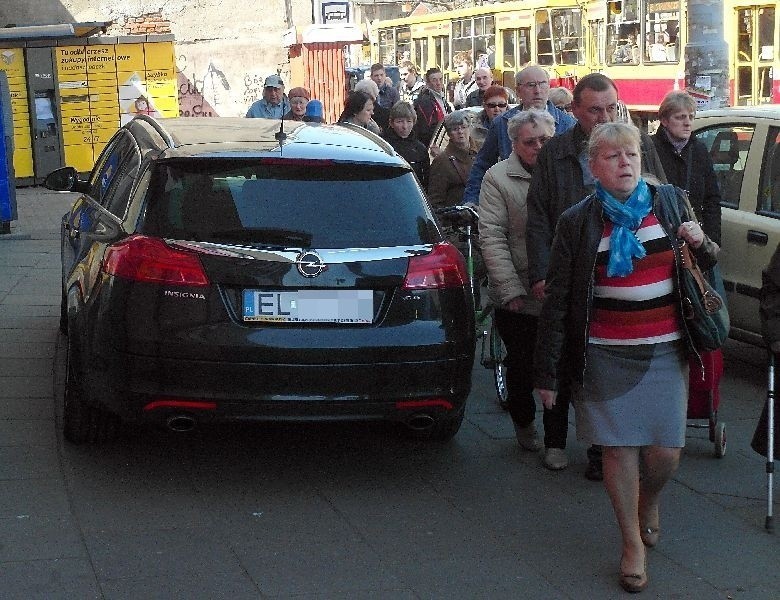 Awantura przy Bałuckim Rynku. 87-latka i tłum przechodniów kontra policjanci [UWAGA, WULGARYZMY!]
