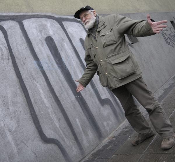- To nie jest graffiti, to wandalizm - mówi Bogdan Laitl, przewodnik PTTK, pokazując wymalowaną elewację kamienicy przy ul. Ozimskiej.