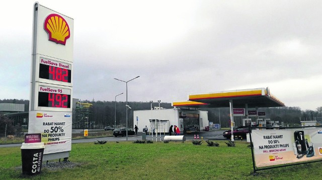 W Koszalinie i Kołobrzegu, na stacjach dużych koncernów paliwowych, trzeba płacić już ponad 4,90 zł za litr benzyny bezołowiowej. Niestety, ceny mają  rosnąć.