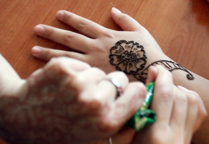 Zdobienie dłoni henną