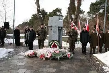 Na cmentarzu wojennym odsłonięto i poświęcono dzisiaj nowy pomnik, upamiętniający tragedię jeńców Sonnenburga