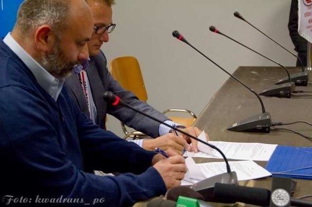 Członek zarządu Stowarzyszenia Tomasz Salski i właściciel Cosinusa podpisują umowę.