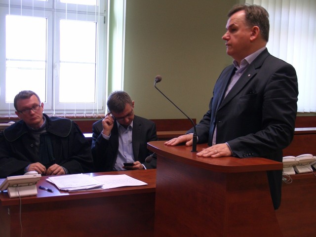 Podczas wczorajszego posiedzenia radny Marek Surmacz odpowiadał przed sądem jako świadek. Robert Surowiec nie mógł "rozstać się" z telefonem komórkowym. Został nawet za to skarcony przez sędziego.