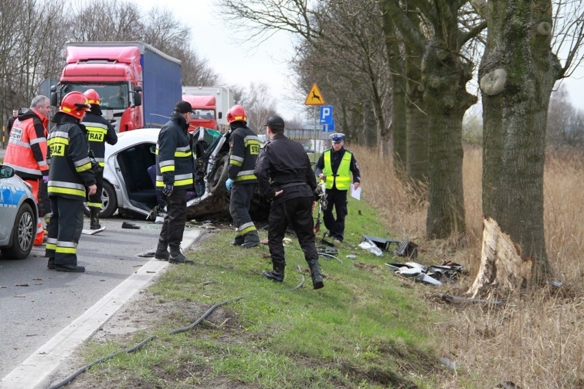 Wypadek w Gliwicach na DK 78 w stronę Knurowa. Dwie osoby ranne. Samochód wjechał w drzewo