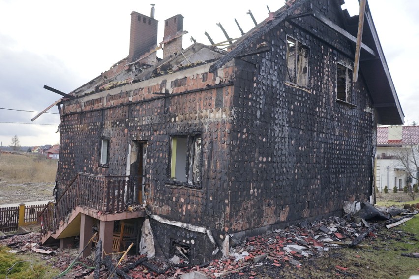 Obraz zniszczeń po pożarze w przeddzień wyburzeń domów.