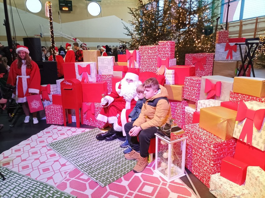 Spotkanie ze Świętym Mikołajem w Ostrowi Mazowieckiej, 18.12.2022. Przygotowano 4000 paczek dla dzieci. Zdjęcia