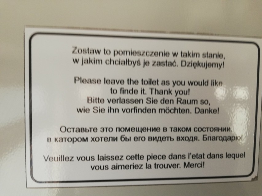 Błędy językowe na tabliczkach informacyjnych w pociągach są i… będą jeszcze. Nie wiadomo, kto za nie odpowiada