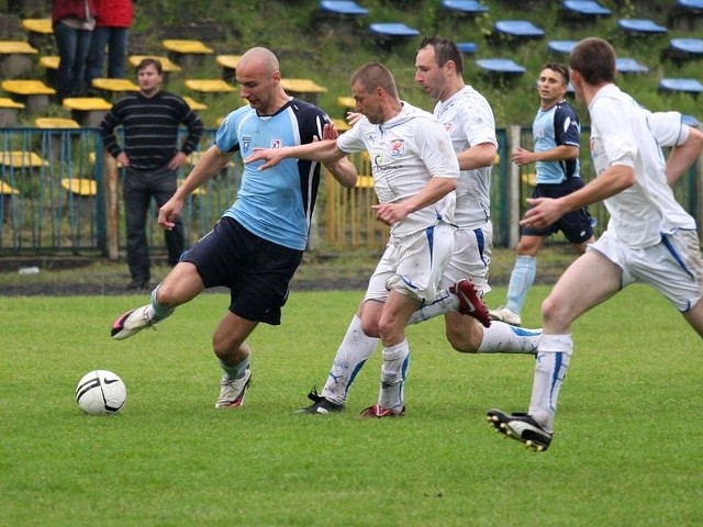 W poprzednim sezonie w barwach Jantara/Euro-Industry Ustka Łukasz Stasiak (pierwszy z lewej przy piłce) zdobył 18 goli. W tym sezonie chce sobie wyżej zawiesić poprzeczkę. 