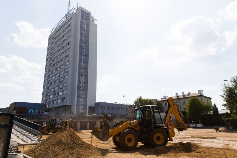 Chodzi o dolny parking od strony ul. Starobojarskiej. Po...