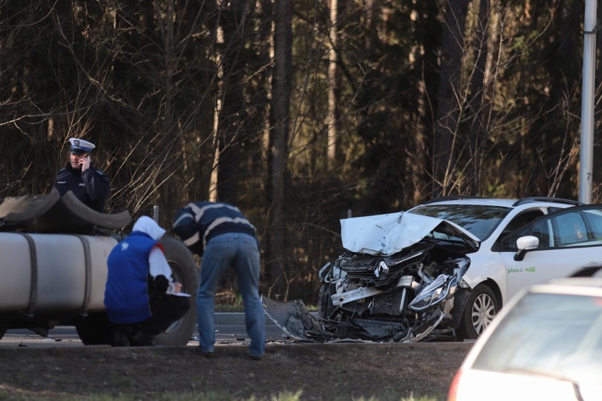 Białystok: Wypadek na wlocie od Augustowa. Zderzenie samochodu z ciężarówką [zdjęcia]