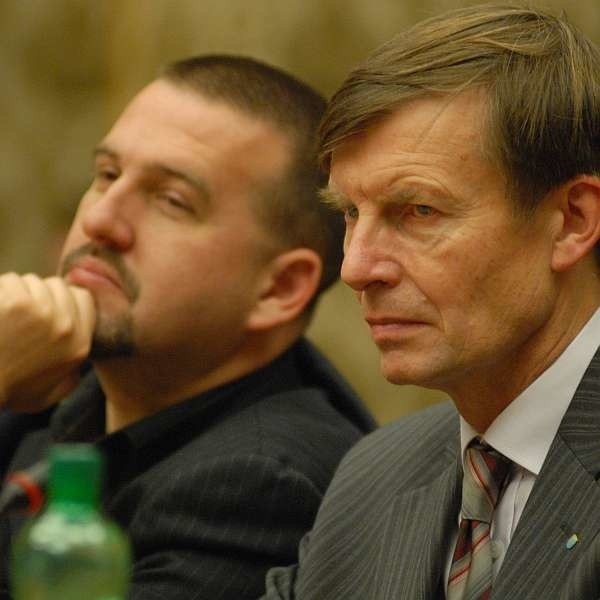 Wiceprezydenta Arkadiusza Karbowiaka oraz prezydenta Ryszarda Zembaczyńskiego czekają na sesji rady miasta ciężkie chwile. Brakuje porozumienia pomiędzy prezydentem a większością rady.