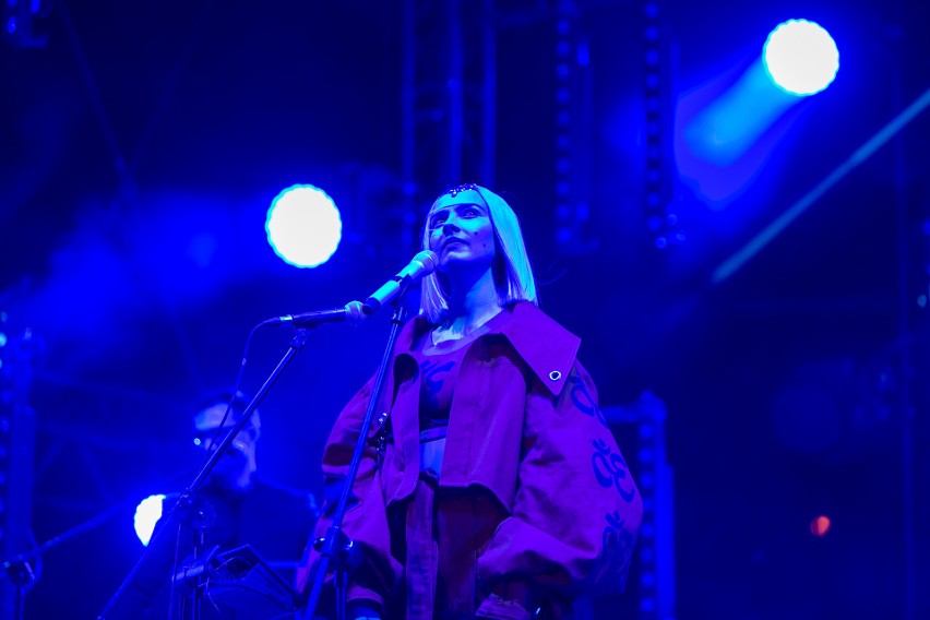 Sylwester 2017 Kraków. Gwiazdy roztańczyły Rynek Główny. Na scenie Kasia Moś, Natalia Nykiel i Bovska [ZDJĘCIA]