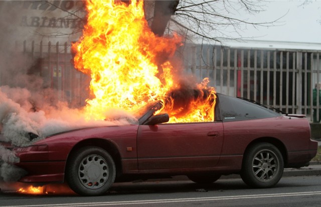 Pożar samochodu na A4. Trzy osoby ranne/zdjęcie ilustracyjne