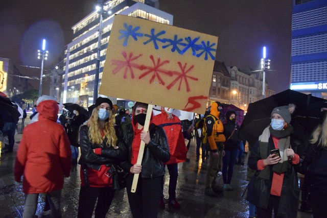 Strajk kobiet w Katowicach. Kolejny protest pod hasłem „To jest wojna”.Zobacz kolejne zdjęcia. Przesuwaj zdjęcia w prawo - naciśnij strzałkę lub przycisk NASTĘPNE