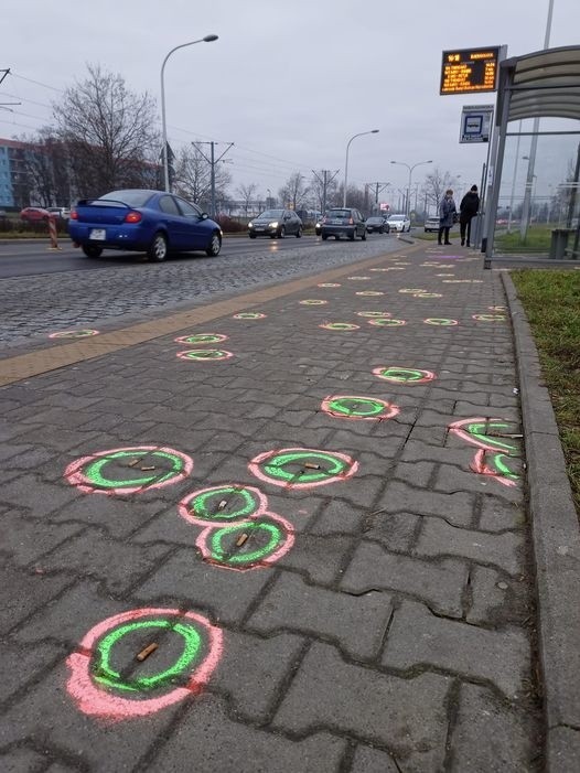 Kolorowe kręgi na chodnikach niepokoją mieszkańców. O co chodzi?
