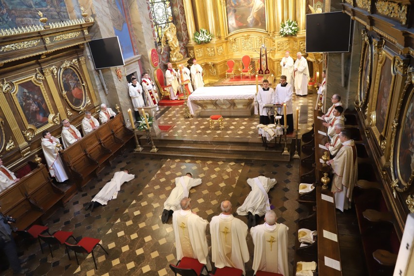 Diecezja kielecka ma trzech nowych kapłanów. W uroczystej mszy świętej w katedrze uczestniczyli biskupi, księża, rodziny, znajomi