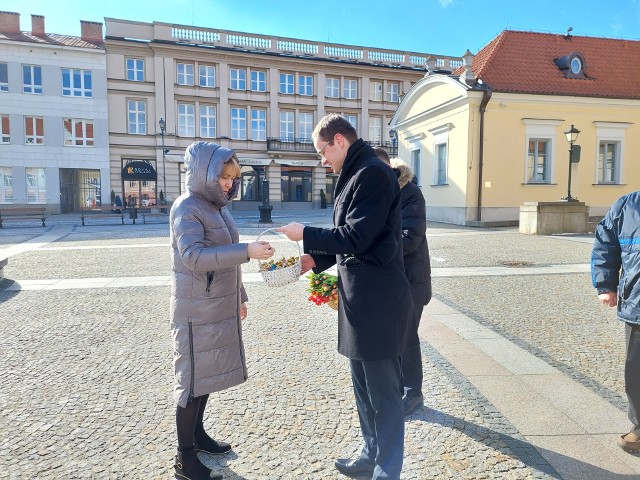 Działacze Prawa i Sprawiedliwości z okazji dnia kobiet, rozdawali drobne upominki na Rynku Kościuszki.