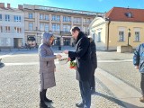 Białystok. Podlascy działacze PiS upamiętnili Dzień Kobiet. Politycy rozdawali kobietom na Rynku Kościuszki kwiaty oraz cukierki