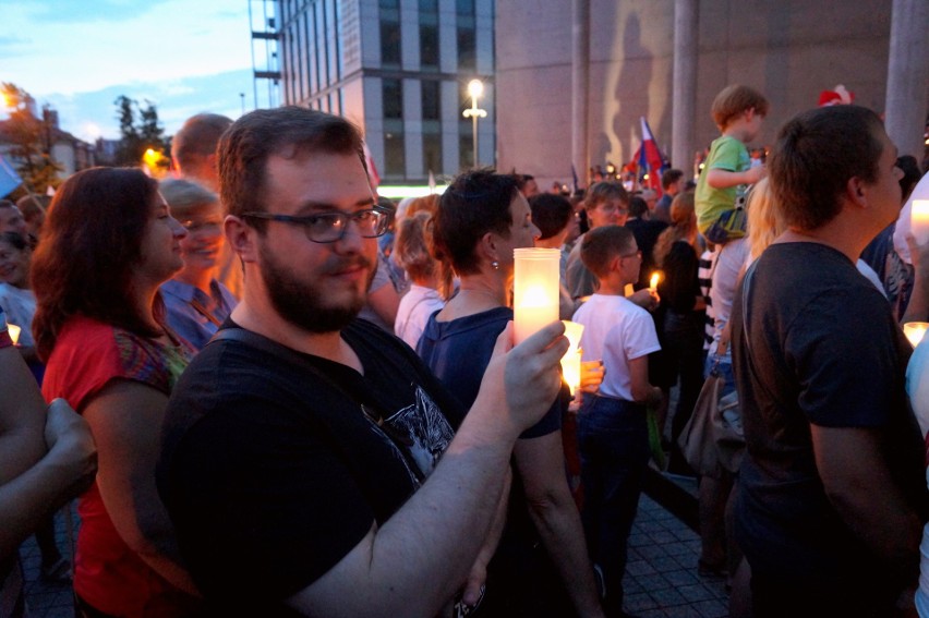 Łańcuch Światła: sobotni protest przed Sądem Okręgowym w...