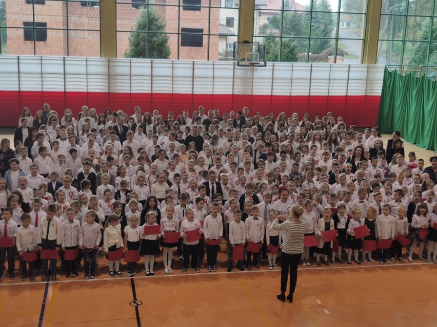 Uczniowie Szkoły Podstawowej numer 2 w Opatowie pięknie zaśpiewali Hymn Polski [WIDEO, ZDJĘCIA]