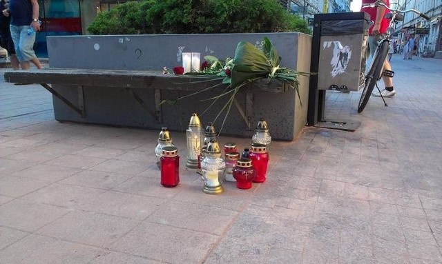 Po zabójstwie na Półwiejskiej w miejscu zbrodni poznaniacy postawili kwiaty i znicze.