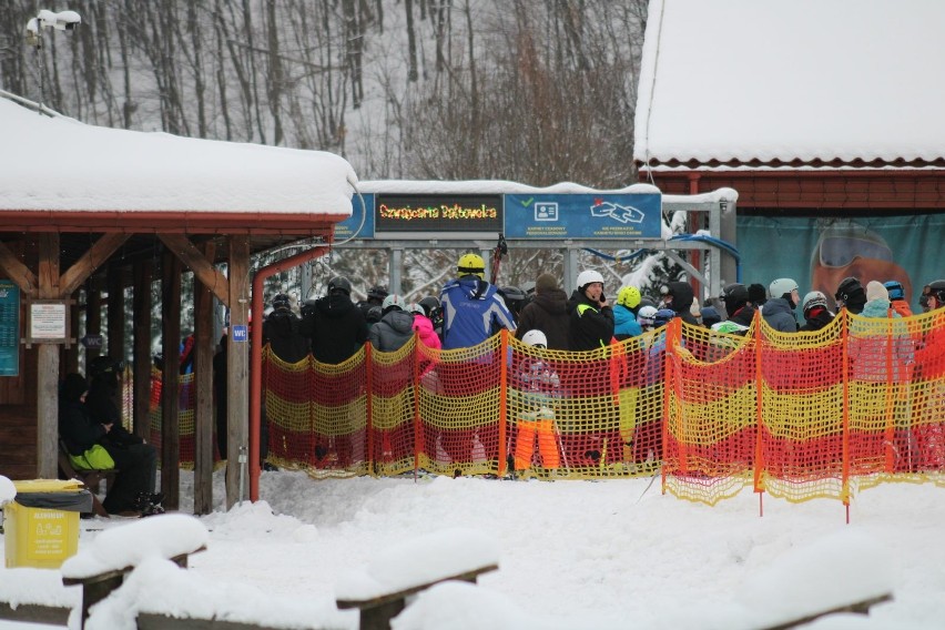 Białe szaleństwo w Szwajcarii Bałtowskiej. Tłumy narciarzy na stoku. Zobacz zdjęcia