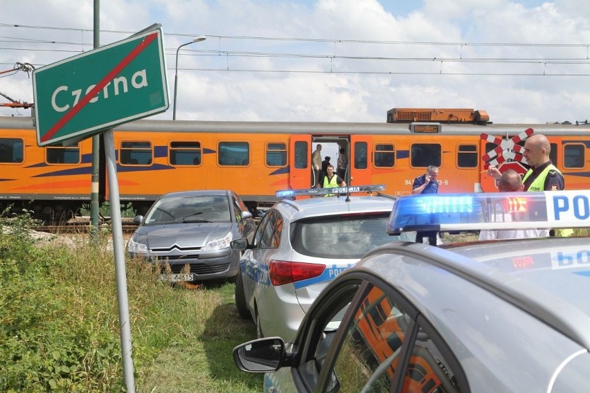 Wypadek na przejeździe kolejowym. Pociąg uderzył w busa