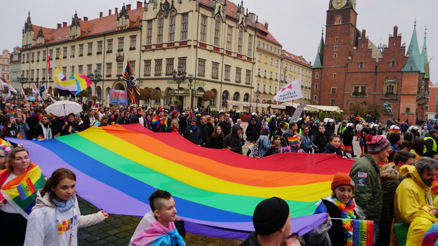 Marsz Równości we Wrocławiu. Miasto obstawione policją, paraliż komunikacyjny w centrum (ZDJĘCIA)