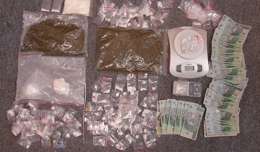 6. Prawie 4,5 kilograma różnych narkotyków skonfiskowano...