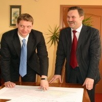 Prezes Andrzej Kiełczewski (z prawej) ogląda wstępne projekty