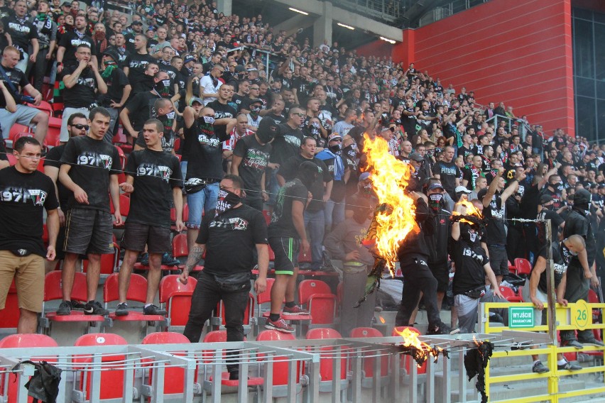 Kibice GKS-u Tychy w pażdziernikowym meczu z GKS Katowice.