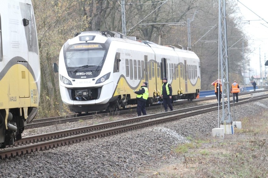 Wypadek na torach. Matka z maleńkim dzieckiem wpadła pod pociąg [ZDJĘCIA]