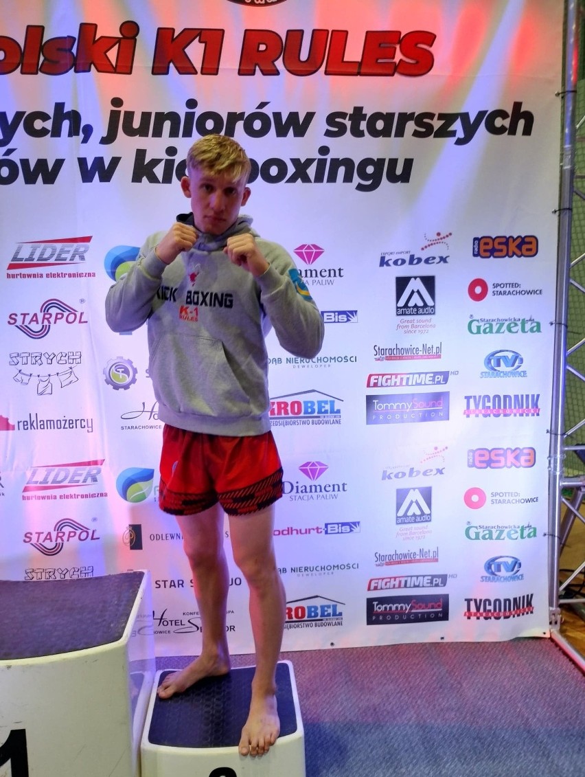 Marcin Sromek z Tarnobrzeskiego Klubu Oyama Karate na podium Pucharu Polski w kickboxingu w formule K-1 Rules w Starachowicach