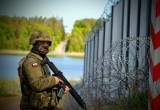 Atak na granicy. Nowe informacje o stanie ranionego przez migranta żołnierza