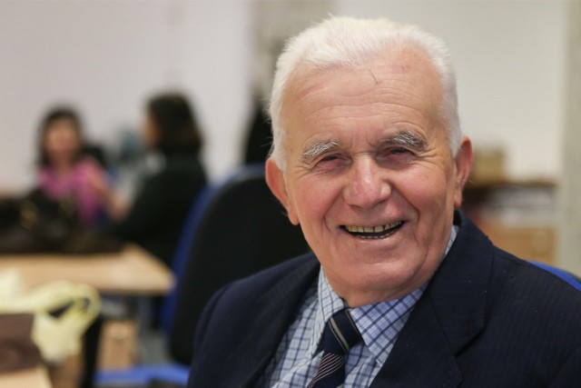 Pan Adolf Jędo ma blisko 90 lat. W 2010 roku opracował system pomocy dla seniorów we Wrocławiu. Nie udało mu się nim zainteresować władz Wrocławia, dlatego przyszedł do naszej redakcji, by go przedstawić.
