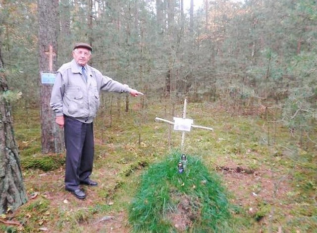 Wacław Bloch wskazuje mogiłę odkrytą w lesie