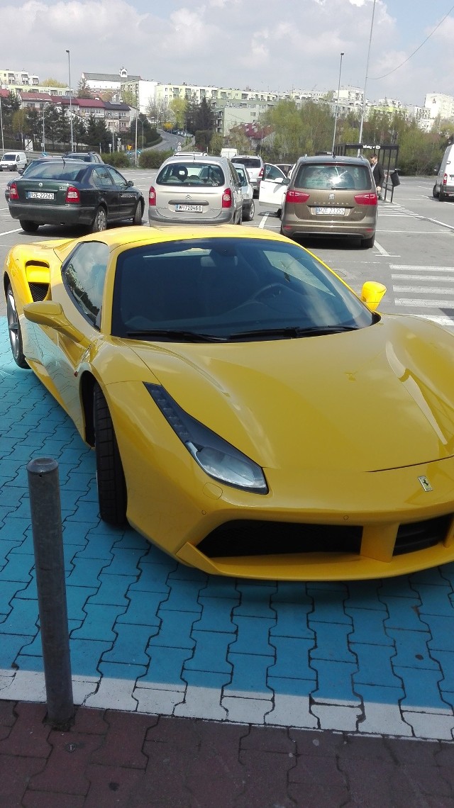 Samochód stał zaparkowany w niedozwolonym miejscu, chociaż na parkingu było sporo wolnych miejsc.