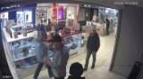 Kradzież w kantorze w Gdyni. Policja szuka złodziei i publikuje nagranie. Rozpoznajesz tych mężczyzn? Ukradli ok. 300 tys. złotych [WIDEO]