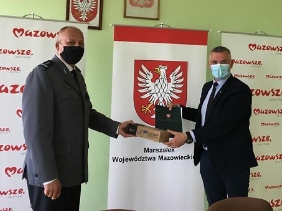 Z rąk wicemarszałka Rajkowskiego (z prawej) alkomaty odebrali przedstawiciele komend w regionie.