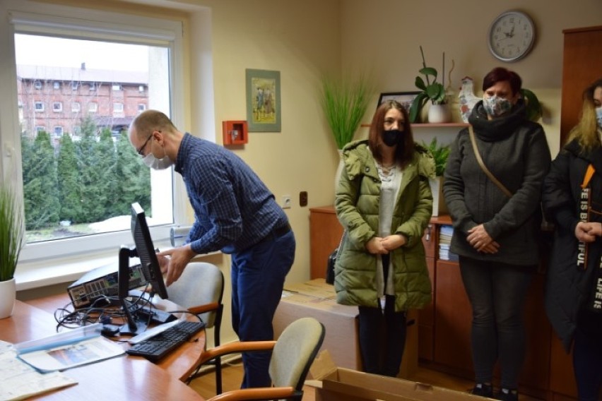 Dzięki akcji "Dziennika Bałtyckiego" i Portu Gdynia #dzielimysiedobrem komputery trafiły do dzieci z Gminy Starogard Gdański. Zdjęcia 