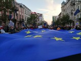 Protest w Łodzi pod biurem PiS po decyzji Trybunału Konstytucyjnego. Setki łodzian na Piotrkowskiej, wielka flaga Unii oraz "Oda do radości"