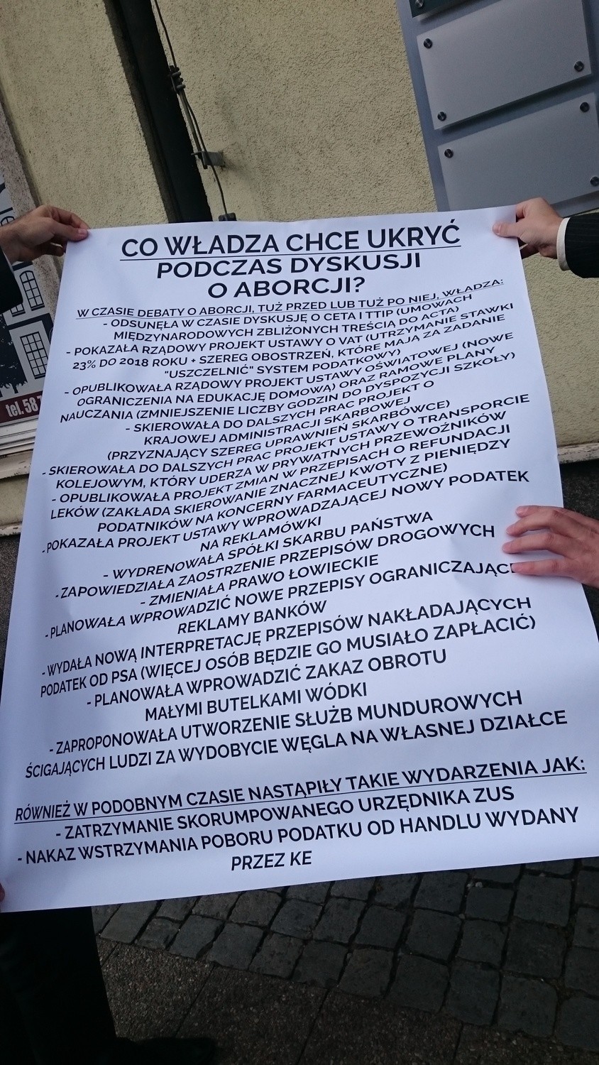 Członkowie KNP zaprezentowali plakat, na którym w punktach...