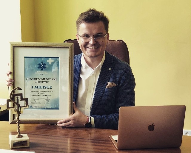 Na zdjęciu Michał Bator, menadżer Centrum Medycznego “Zdrowie” prezentujący dyplom oraz statuetkę za zwycięstwo w plebiscycie Hipokrates Świętokrzyski 2018.