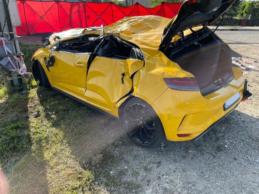 Renault wypadł z drogi i uderzył w słup energetyczny