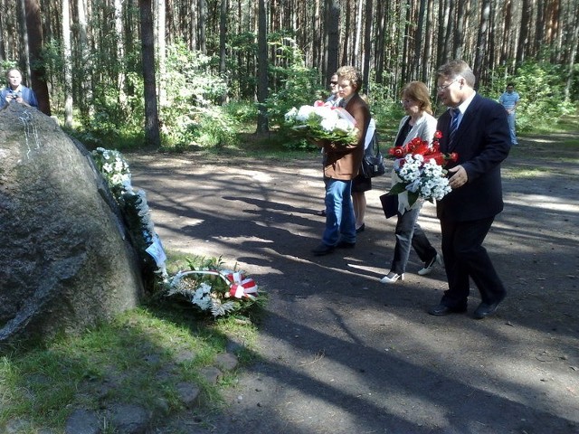 We wtorek w lesie koło Łopuchowa, gdzie bestialsko zamordowano dwa i pół tysiąca osób, odbyły się uroczystości, które pomagają zachować pamięć o wielowiekowej żydowskiej społeczności w Tykocinie.