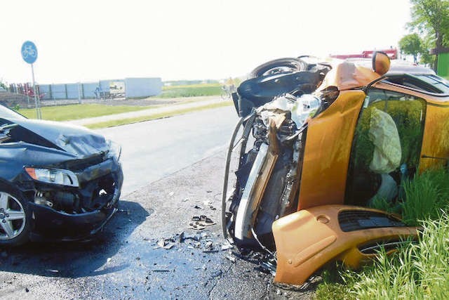 Pluskowęsy, 12 maja 2016 roku. Volvo prowadzone przez wójta Dębowej Łąki uderzyło w nissana, kierowanego przez ciężarną mieszkankę wsi